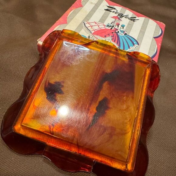 Pink and Blue Vintage Compact with Dancing Figures - Picture 3 of 7